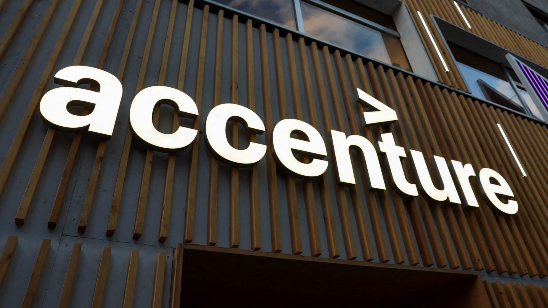 Despite the market volatility, one tech name is showing bullish signs. How to trade it