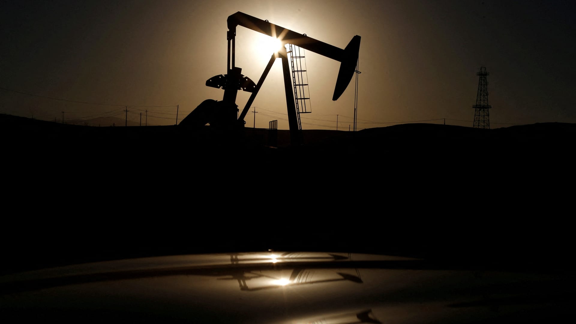 Oil up slightly ahead of long US weekend as peace efforts hold