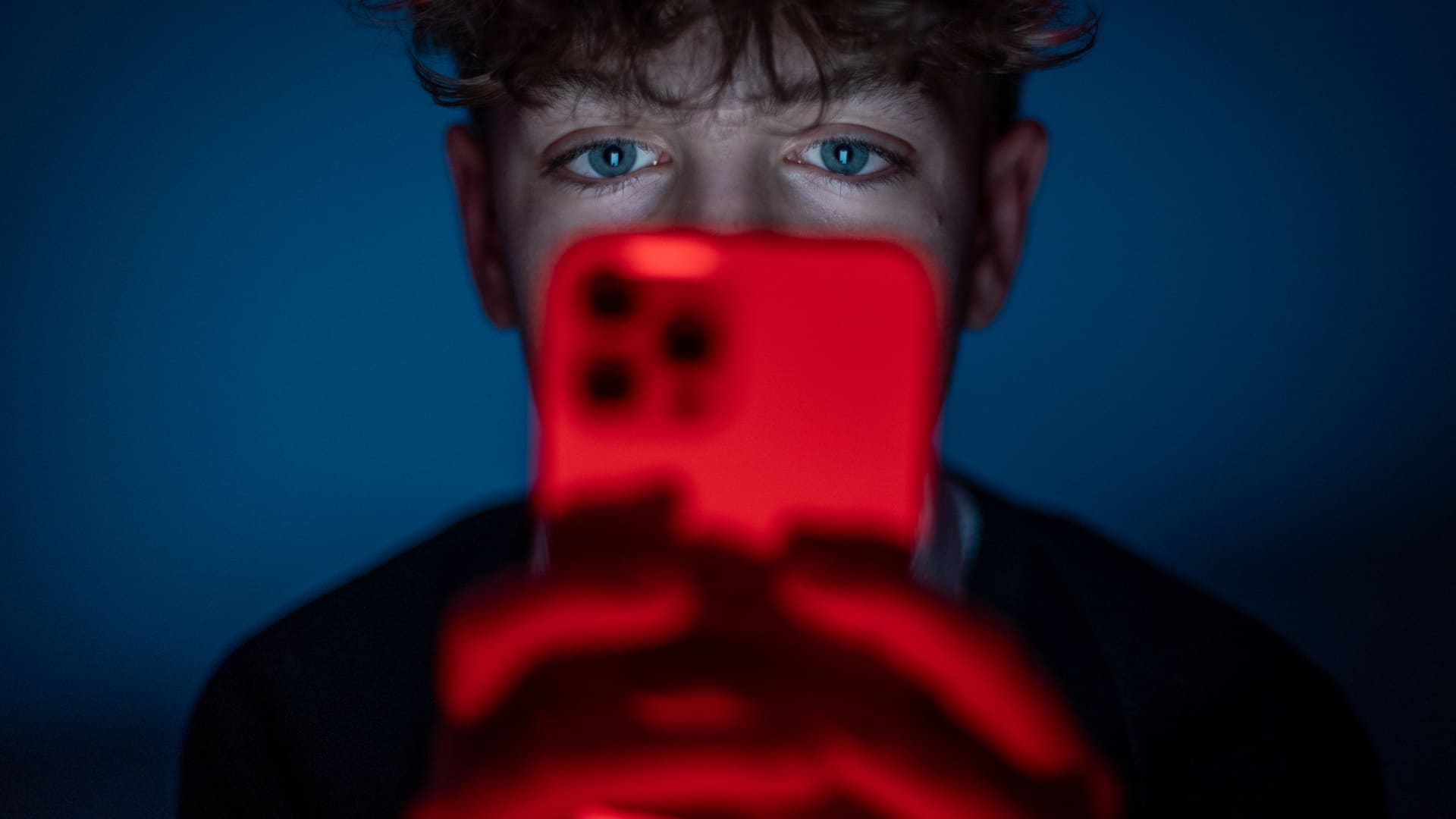 Midnight social media curfew and limits to infinite scrolling proposed for older UK teens