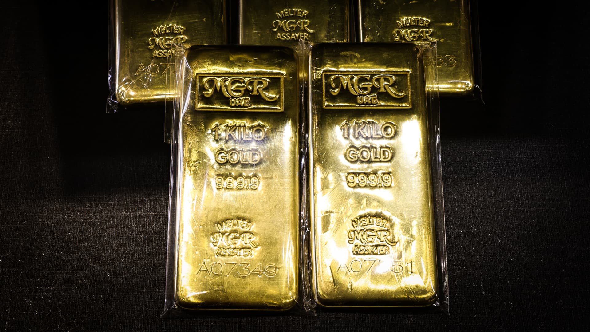 Gold holds near two-week high on easing Fed rate-hike bets