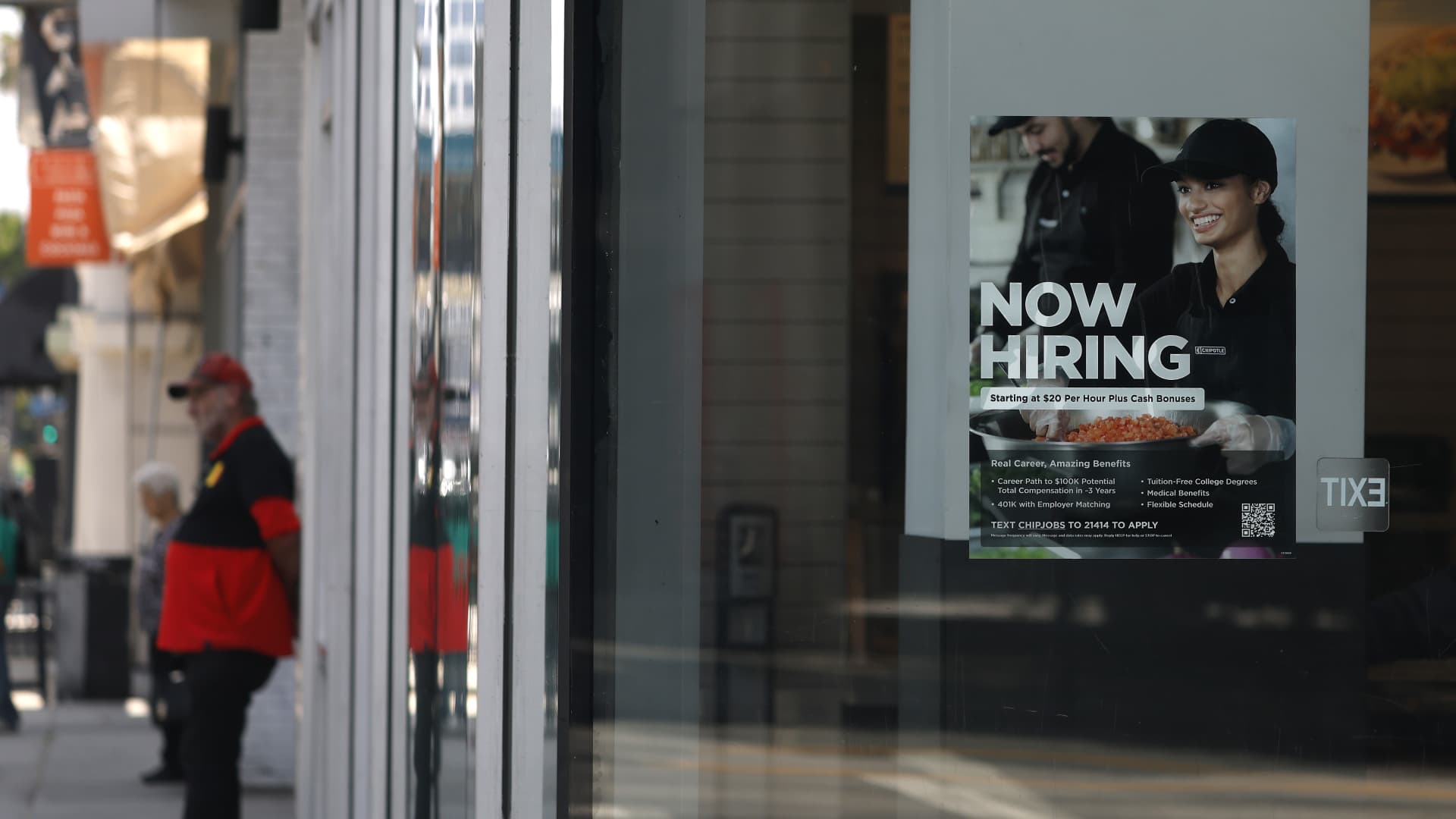 Job seekers giving up: Labor force participation rate falls to lowest in 50 years, outside of Covid era