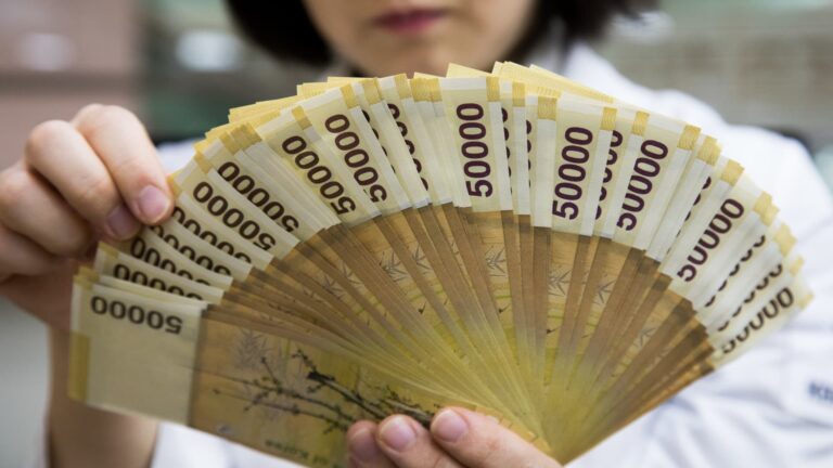 Goldman Sachs lists Asian currencies riding the AI boom