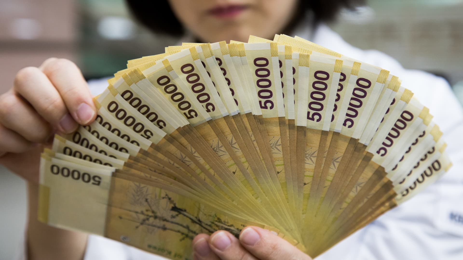 Goldman Sachs lists Asian currencies riding the AI boom