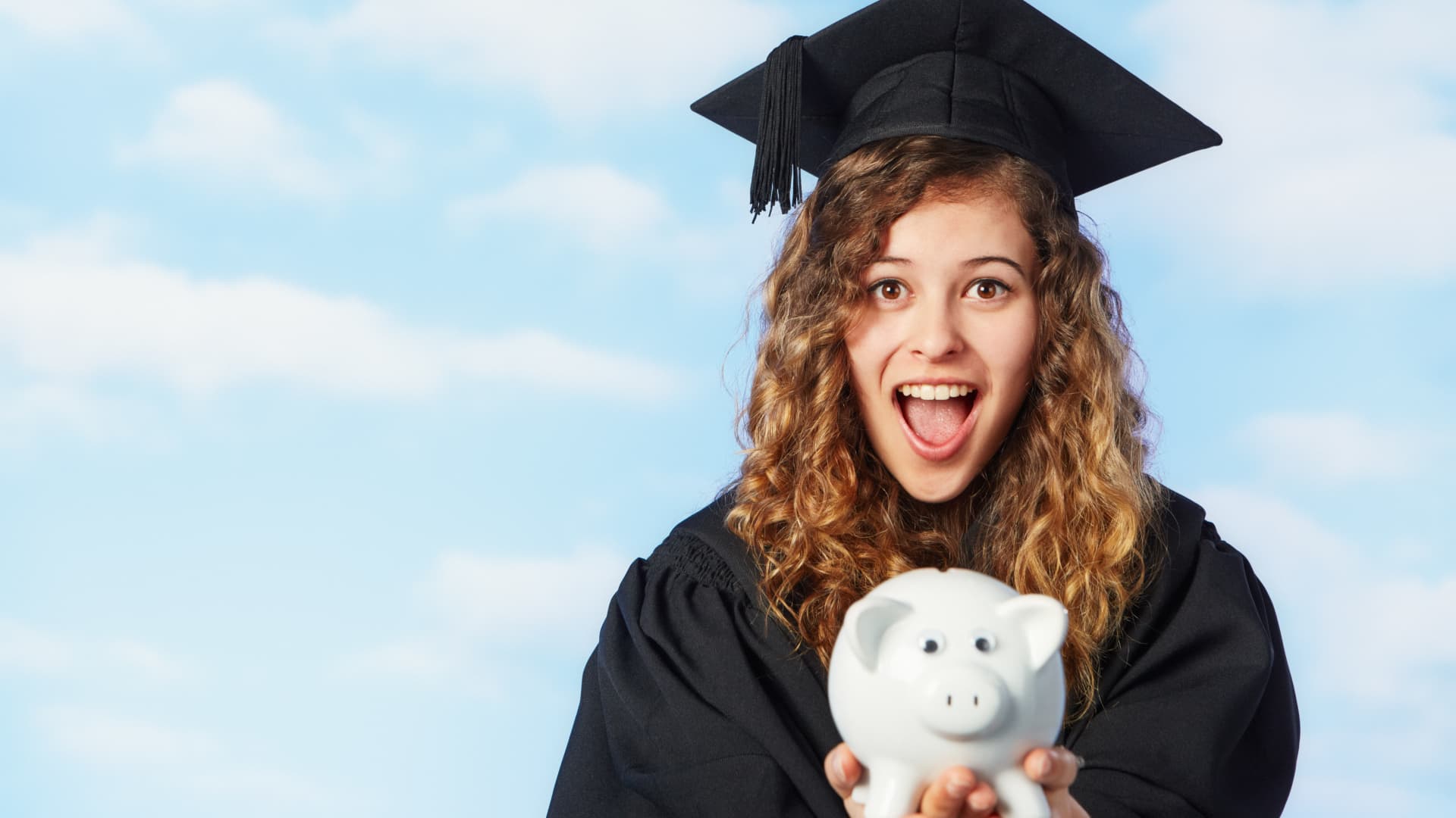 Private student loans with rewards: These lenders offer cash back and discounts