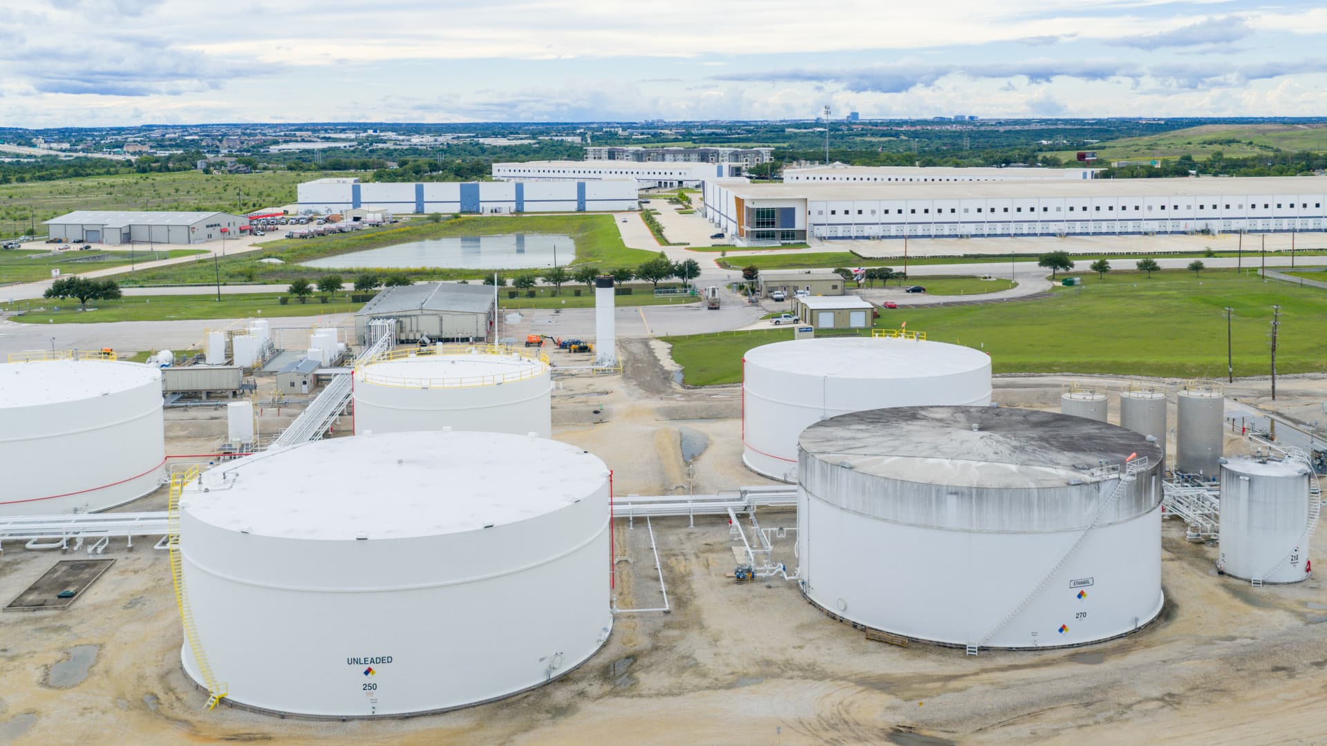 Oil gains over 2% as Mideast tensions and Hormuz toll prospects raise supply worries
