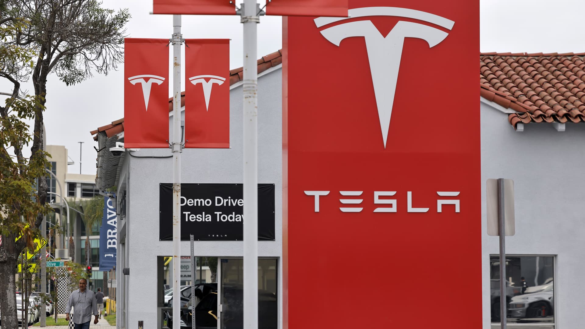 Tesla gets price target cuts from analysts on earnings miss. What they're saying