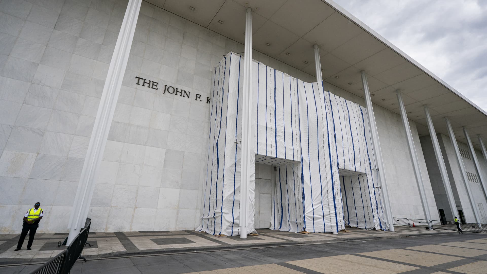 Trump loses latest appeals court bid to restore his name to Kennedy Center