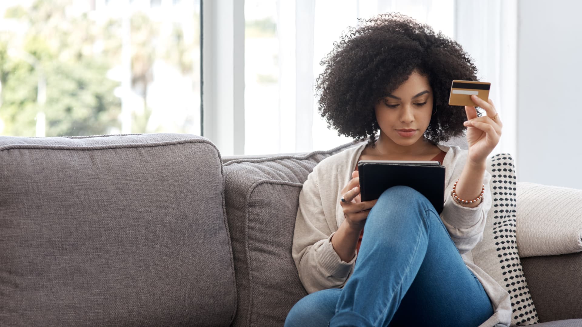 4 credit card perks that help you manage debt