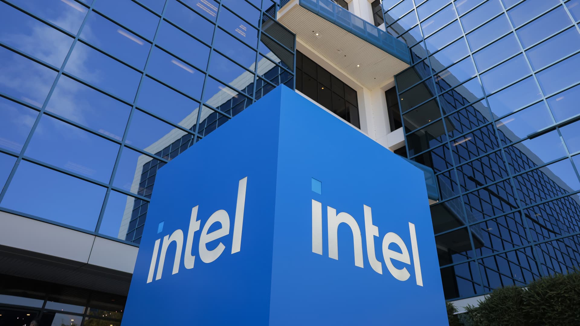 Intel reported a huge earnings beat. Analysts are on the fence regarding the chipmaker
