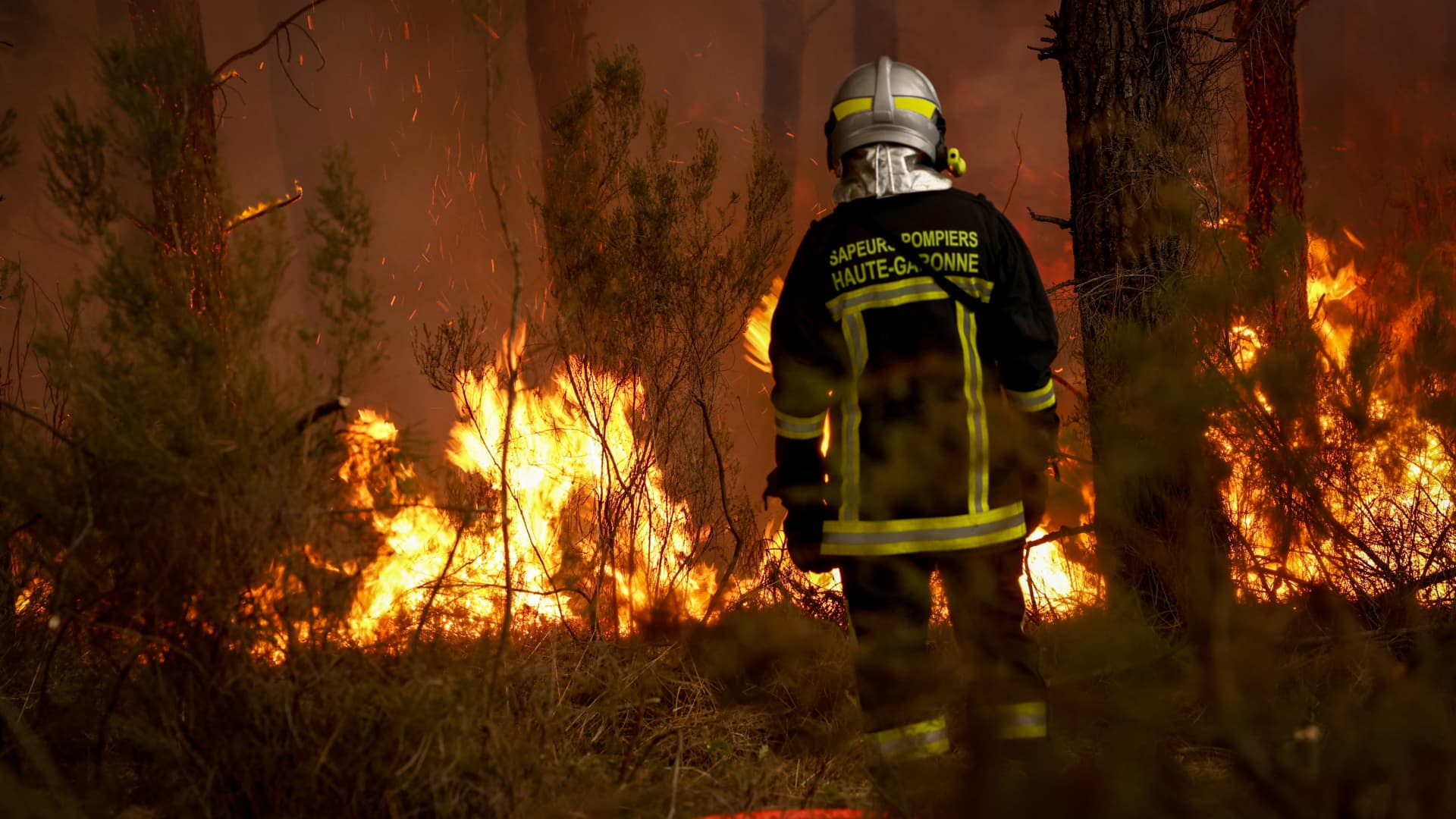 Spain and France wildfires force more than 300,000 to flee as Macron calls crisis meeting