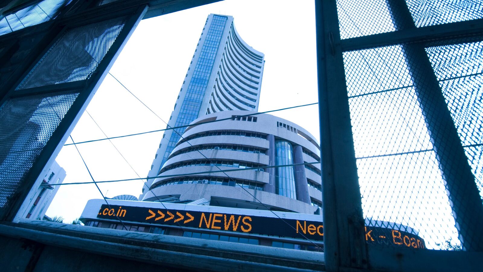 Mcap of 4 of top-10 most valued firms jumps  ₹92,995 cr; HDFC Bank, Airtel top gainers