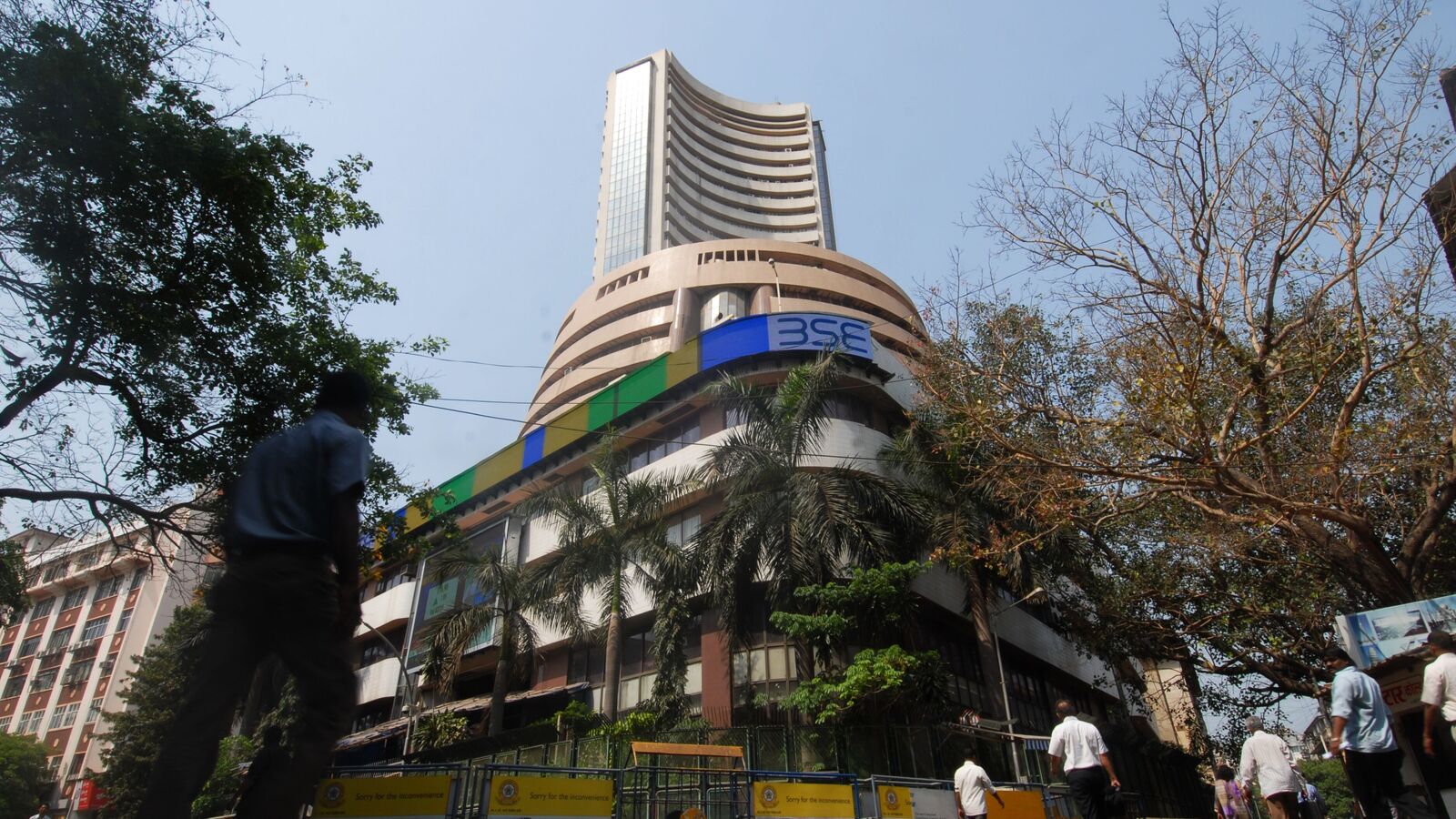 Top Gainers &amp; Losers on 20 July: Axis Bank, HDFC Bank, Ceat, India Cements, OLA, HFCL among top losers