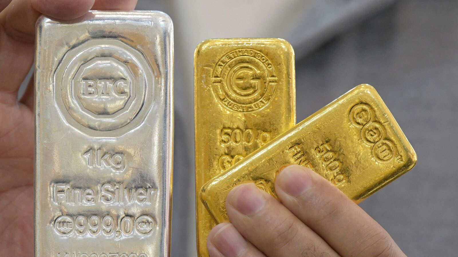 Gold, silver rates decline on MCX ahead of US Fed's June meeting minutes; experts highlight key levels to watch