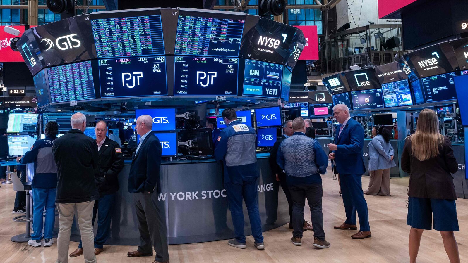 Wall Street: S&amp;P 500, Nasdaq edge lower as chip stocks dip, big tech earnings in focus