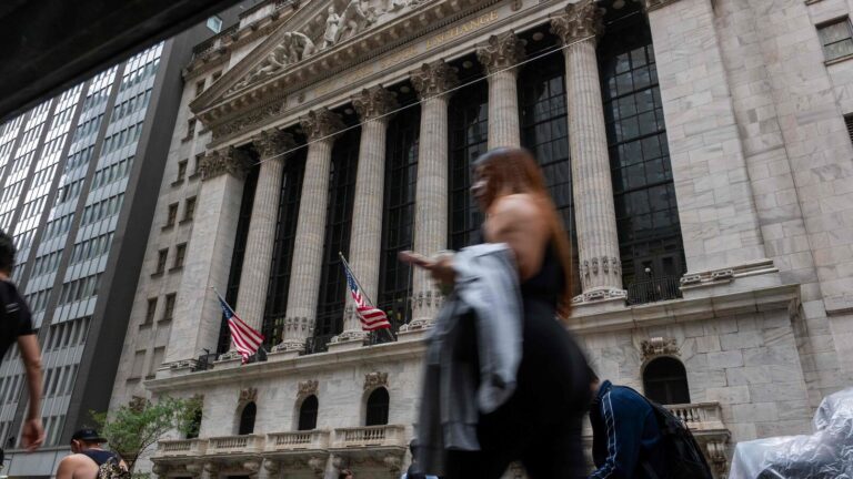 US stocks tumble on renewed concerns over massive AI spending, rising crude prices