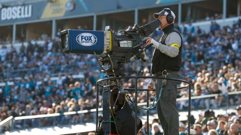Fox won't renegotiate NFL media rights before current deal expires, CEO Lachlan Murdoch says