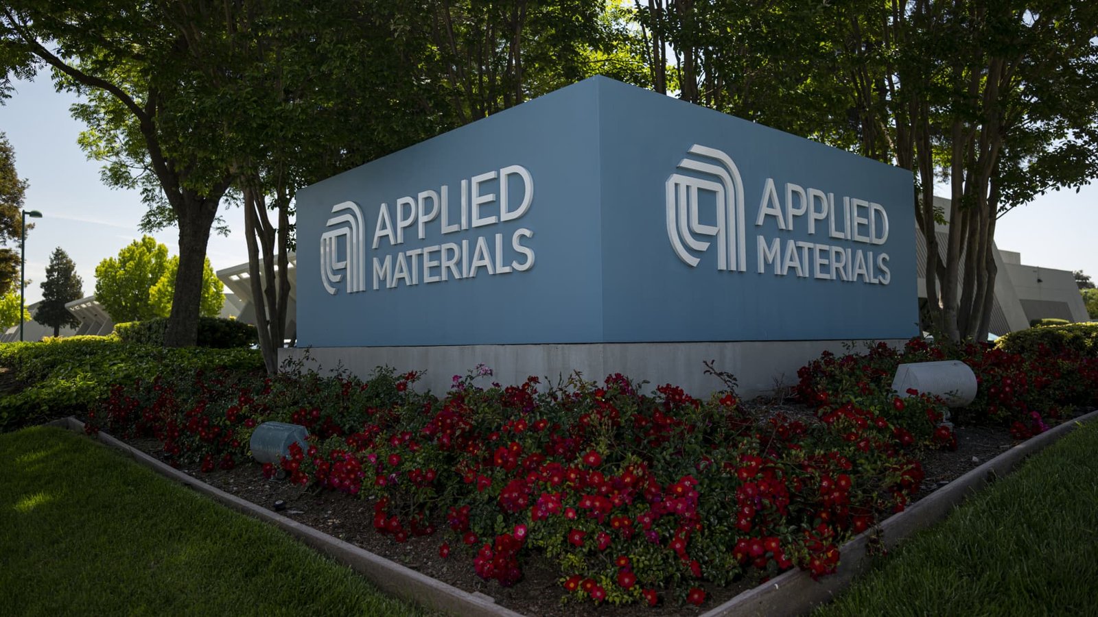 Applied Materials is about to report earnings. How to trade the AI picks-and-shovels play ahead of results