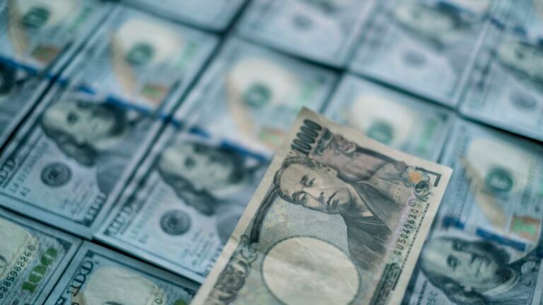 Yen and dollar drift on Iran deal concerns, payroll jitters