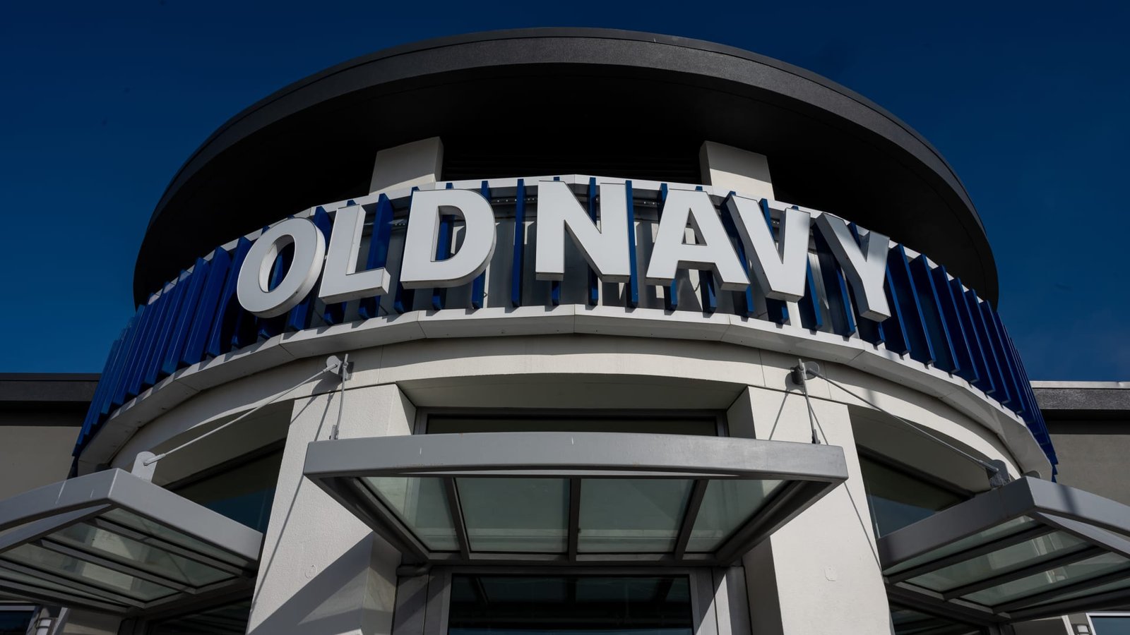 Barclays says stay away from Gap shares. Here's why