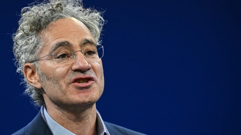 Palantir has been on a tear this year. Two numbers signal investors should protect their gains