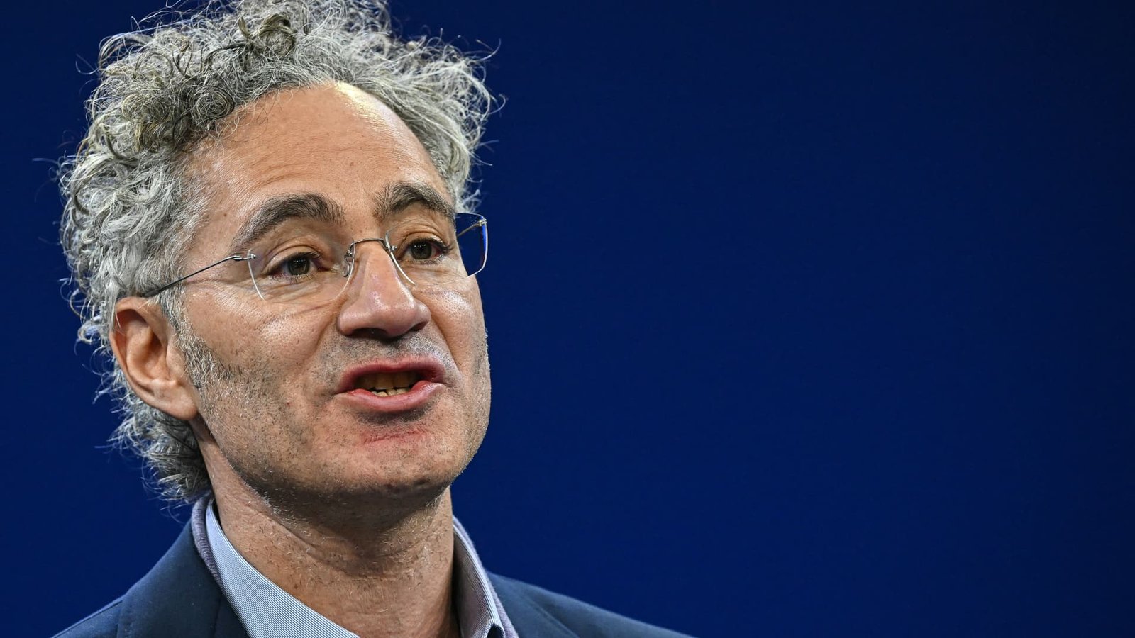 Palantir has been on a tear this year. Two numbers signal investors should protect their gains