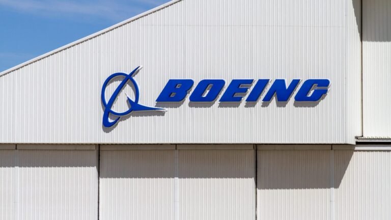 Boeing engineers, technical workers reject contract offer