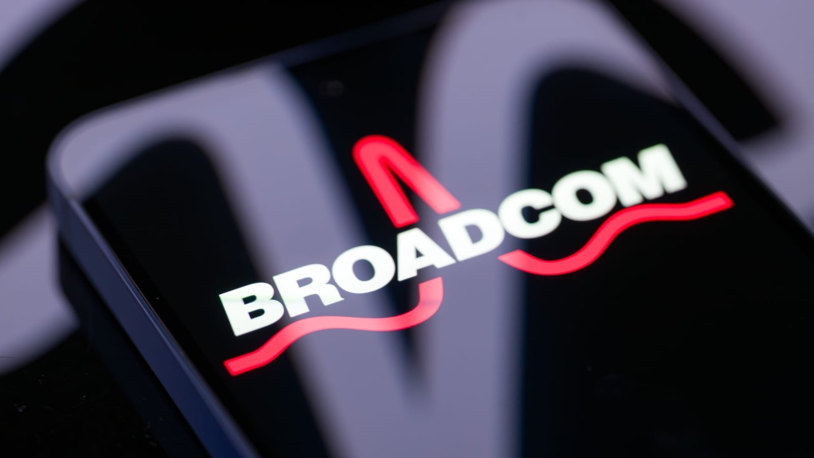 Chipmaker Broadcom is breaking out. How Tony Zhang is trading it
