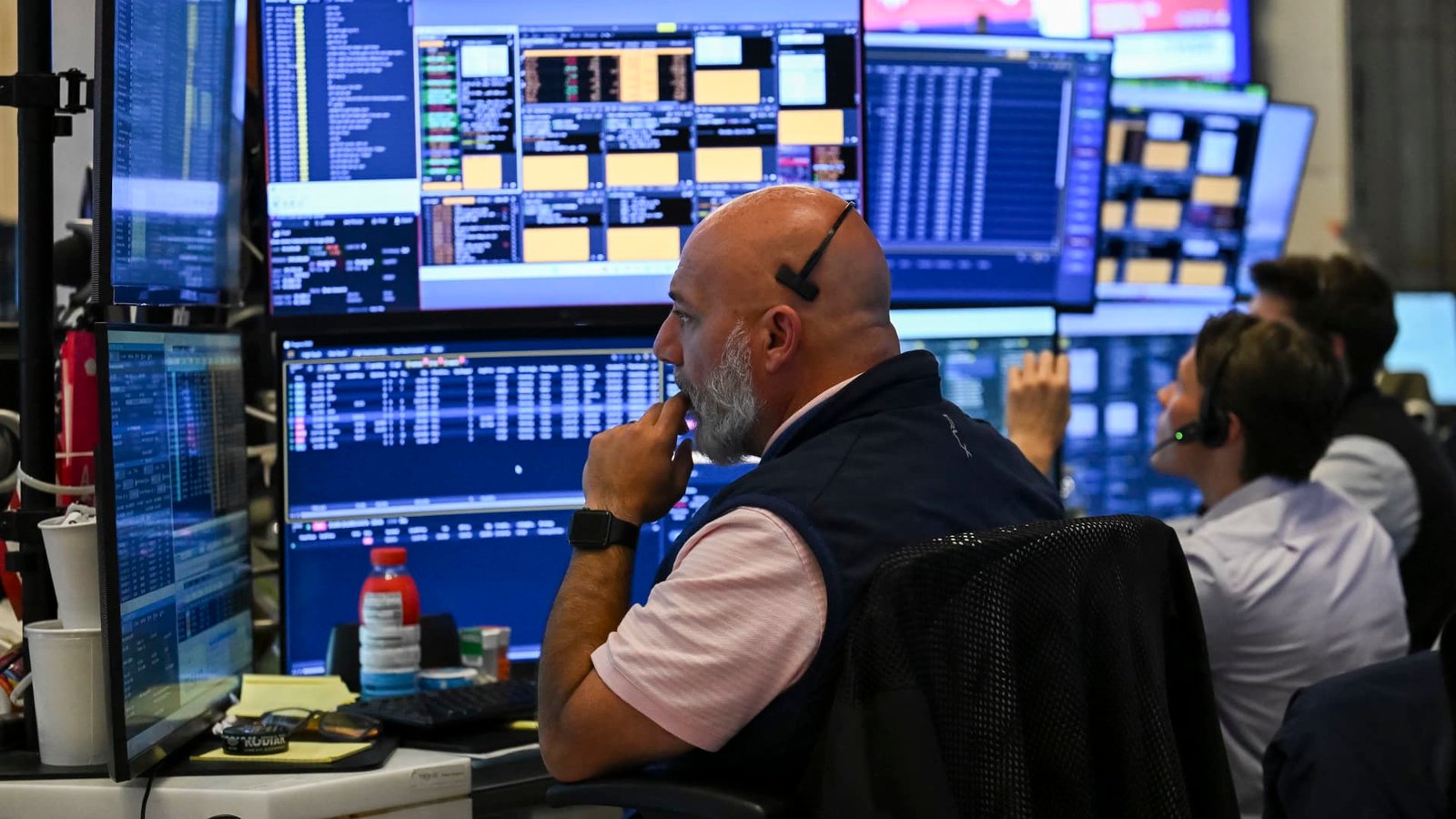 Treasury yields edge lower as investors look ahead to latest FOMC minutes