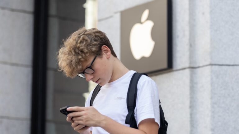 Apple can get a big boost from a foldable iPhone, says Rothschild