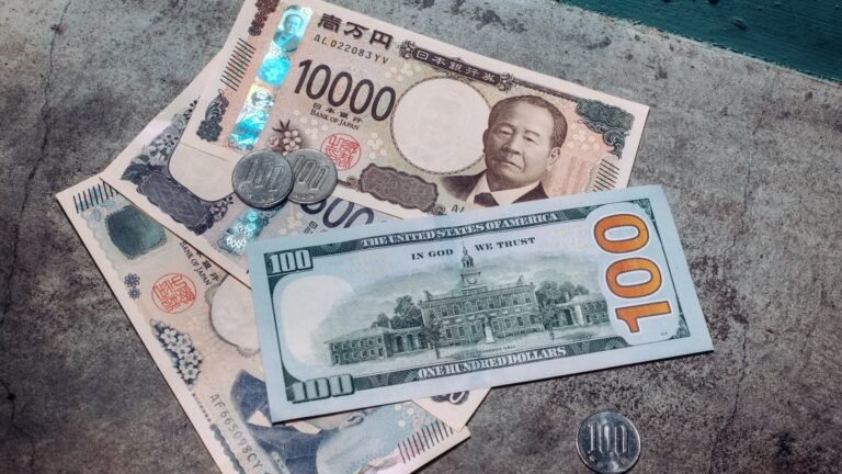 Goldman expects one yen trade to continue thriving even as another fades