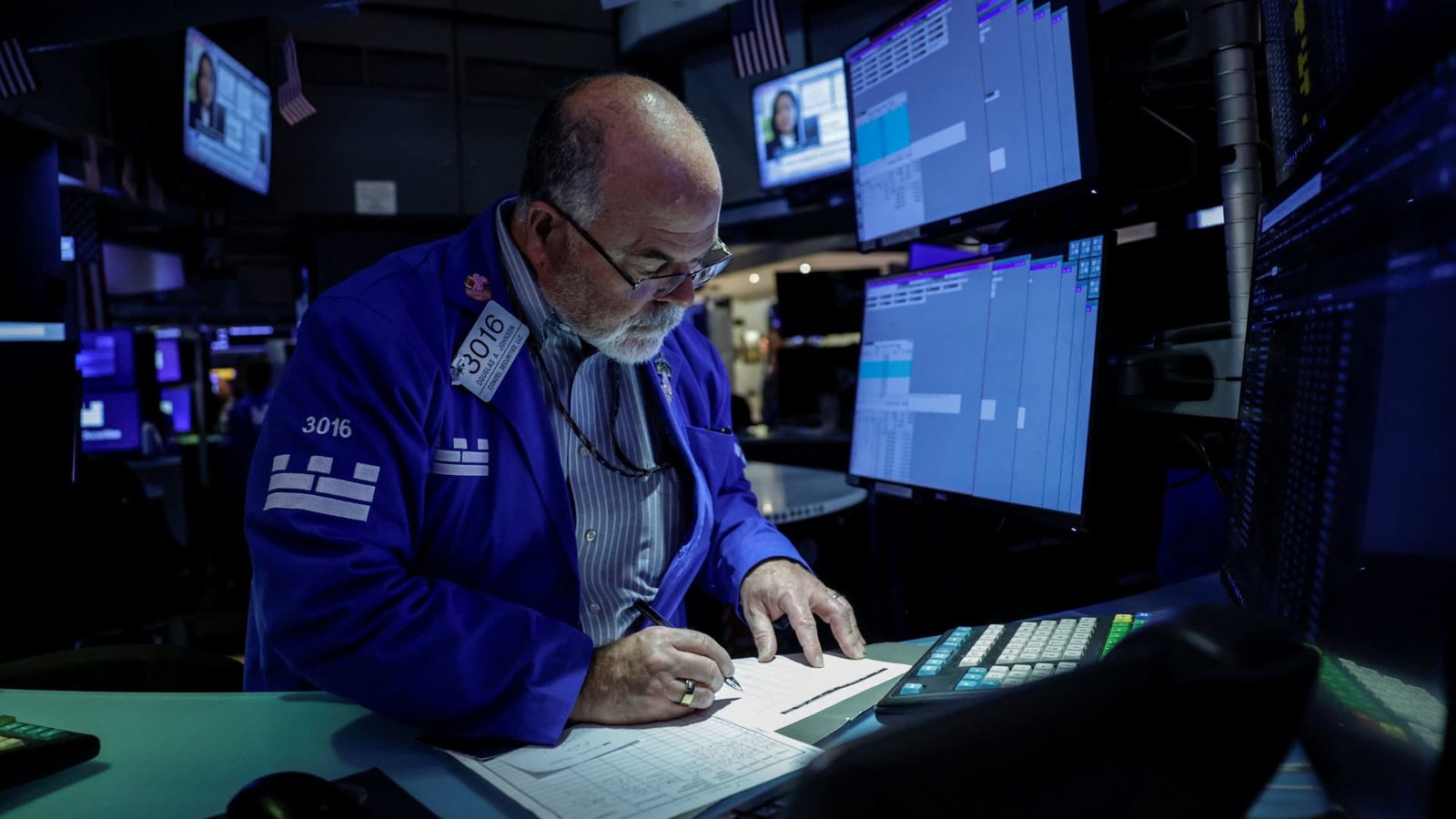 U.S. Treasury yields fall as oil prices plunge on Iran de-escalation hopes