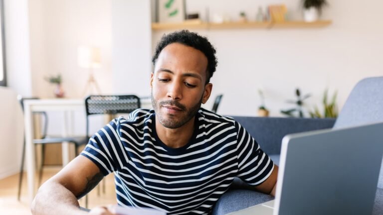 44% of Americans living paycheck to paycheck have incurred extra fees while waiting for payday. These 3 credit cards can help