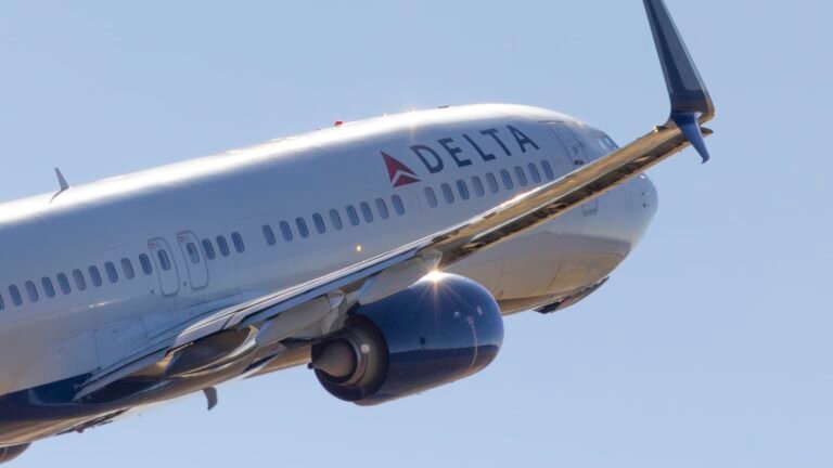 Massive new Delta card welcome offers: Earn up to 200,000 bonus miles or multiple flight certificates