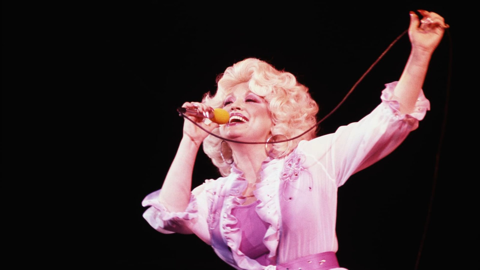 When someone talks down to you, use Dolly Parton's simple trick to 'maintain your dignity and disarm' them, says expert