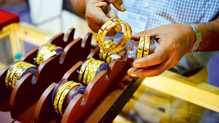 Gold and silver prices drop by up to 1% on the MCX as rising oil prices stoke rate hike fears
