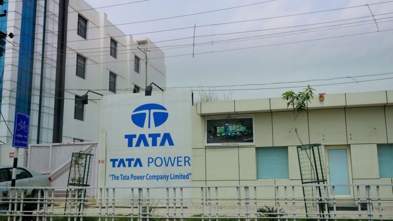 Tata Power share price falls 4% after $490 million arbitration challenge. Do you own?
