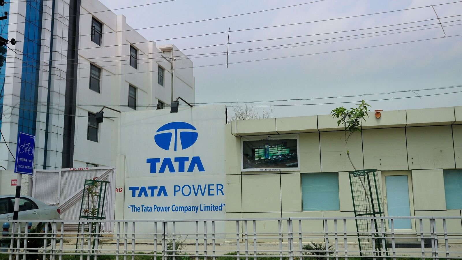 Tata Power share price falls 4% after $490 million arbitration challenge. Do you own?