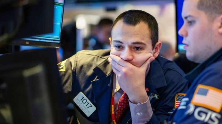 Bears are taking control of the stock market. Bulls want you to buy anyway
