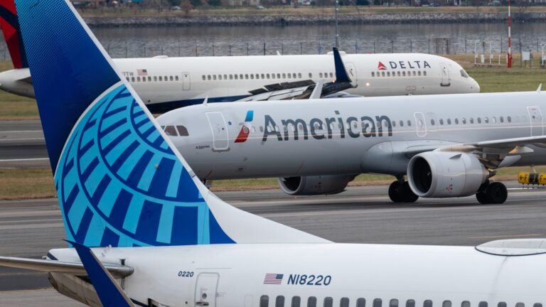 Airlines waive flight-change fees ahead of nor'easter