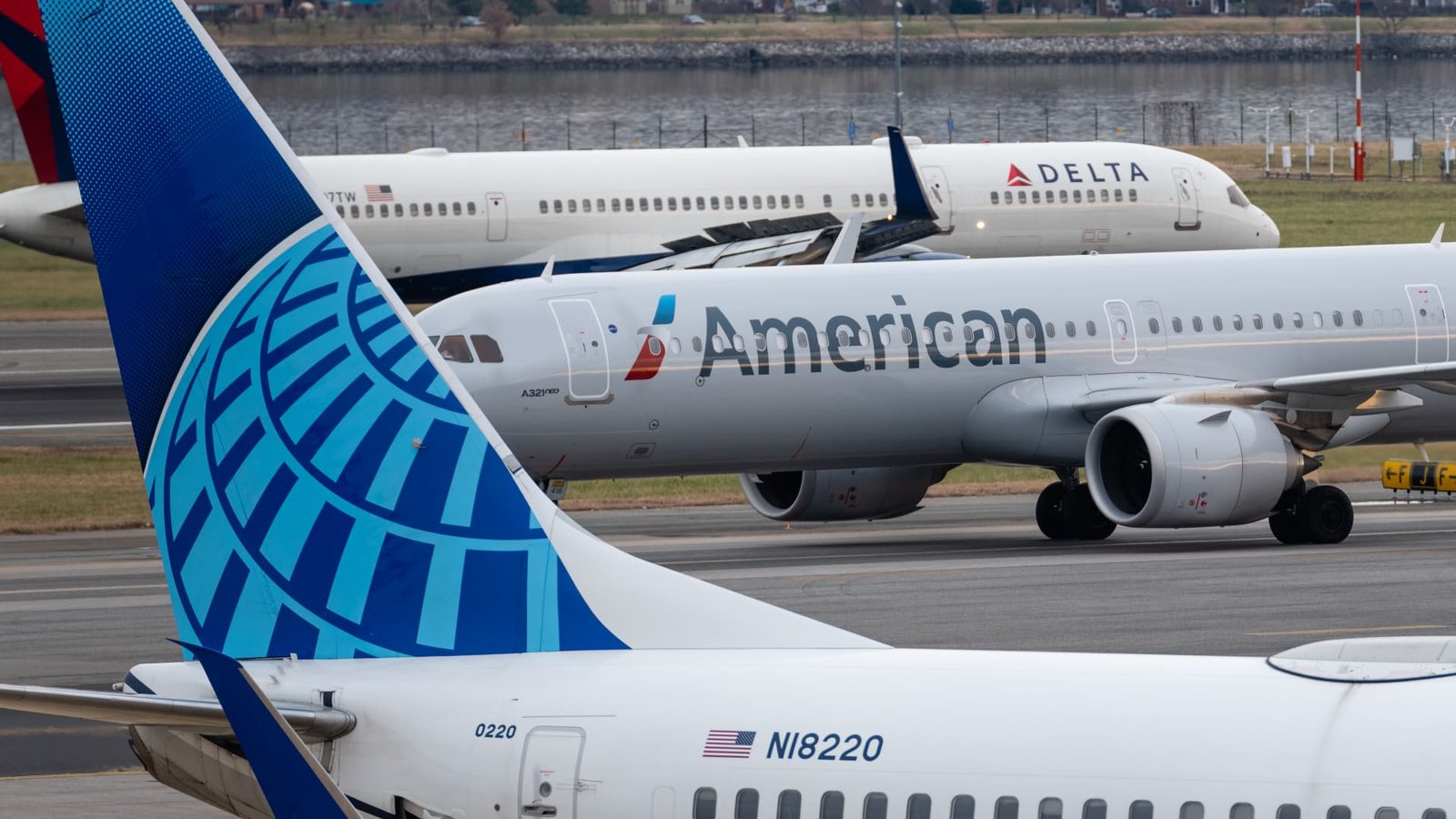 Airlines waive flight-change fees ahead of nor'easter