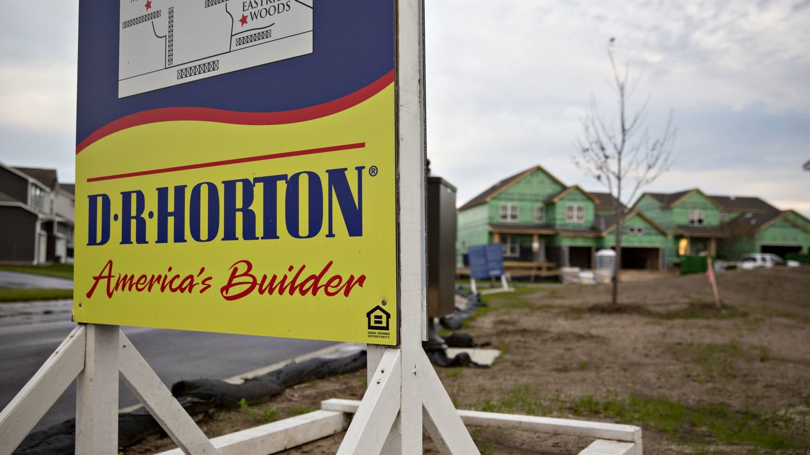 The Fed is expected to raise rates. There's a bearish trade to be made on this homebuilder