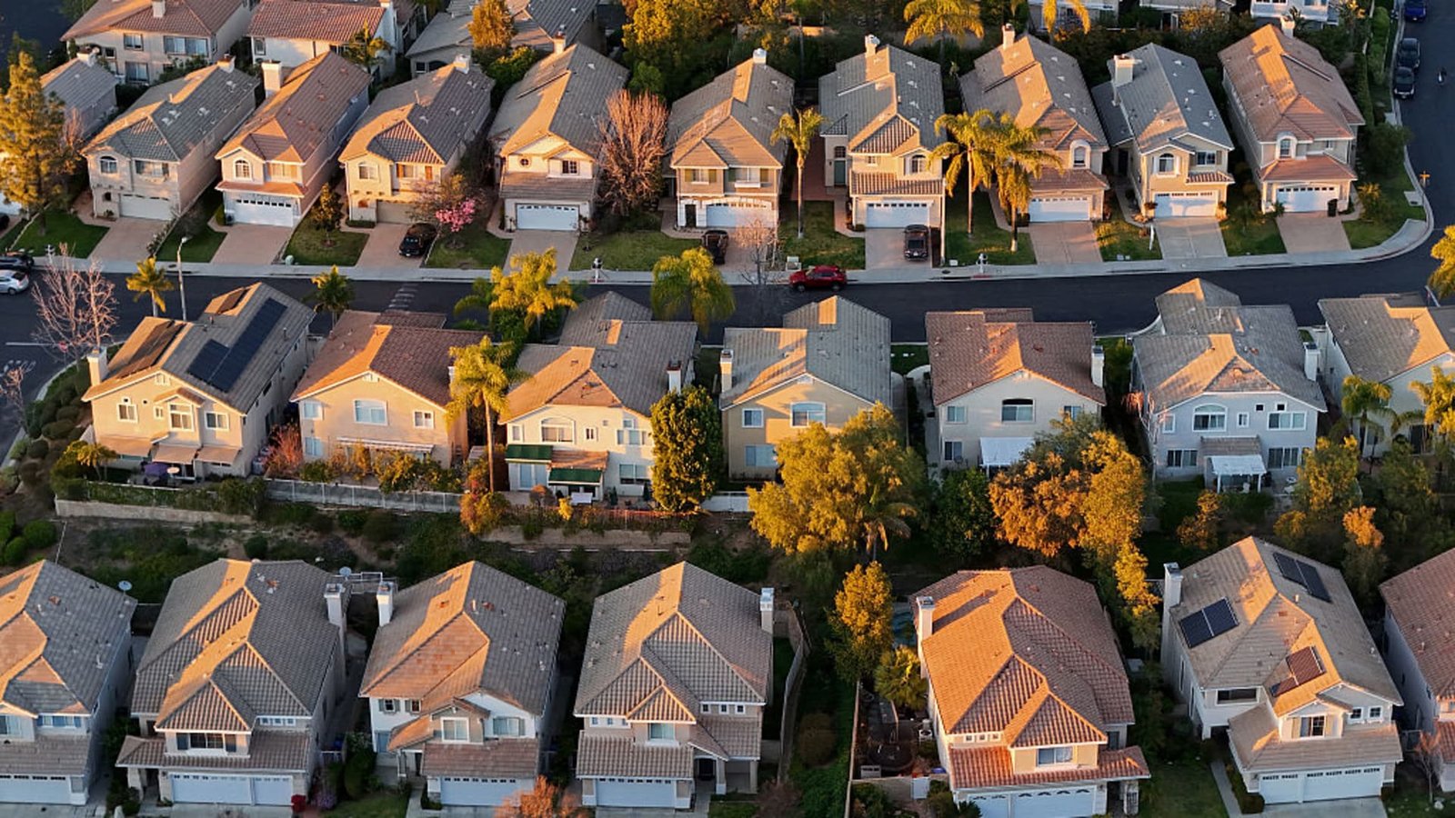 Mortgage rates jump for the sixth straight week, hitting both refinance and homebuyer demand hard