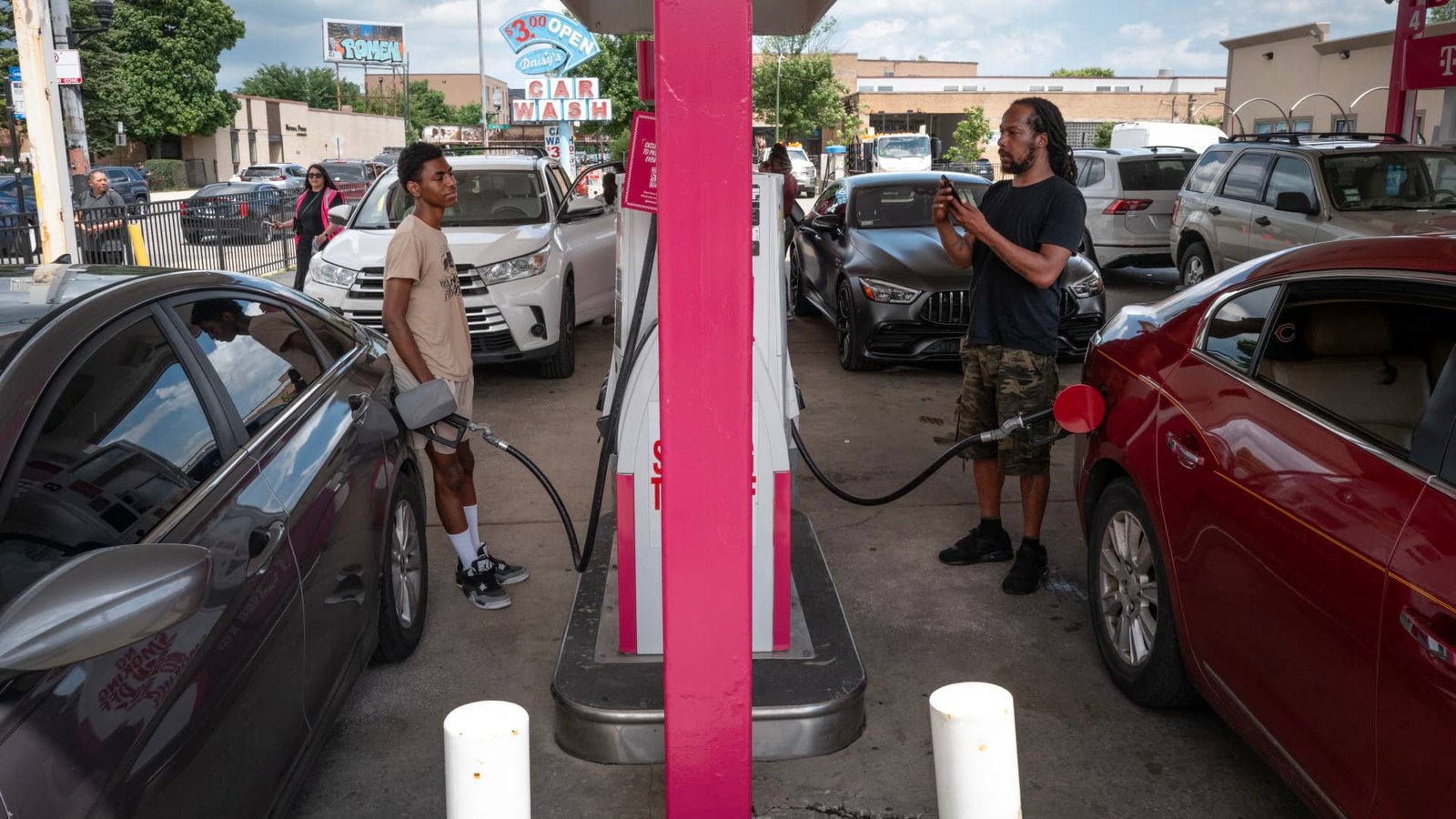 U.S. finalizes new lower fuel economy standards in boost for gas-powered vehicles