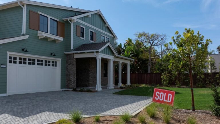 Nearly 10% of borrowers opted for riskier mortgages last week, as rates soared over 7%