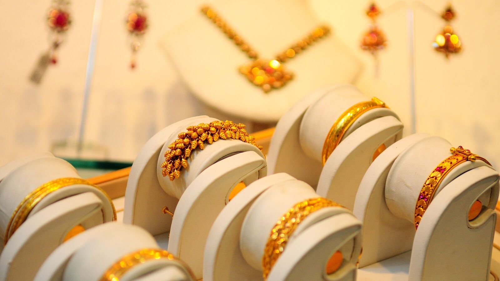 Gold and silver prices jump 1% on MCX amid a decline in US dollar, bond yields; experts highlight key levels to watch