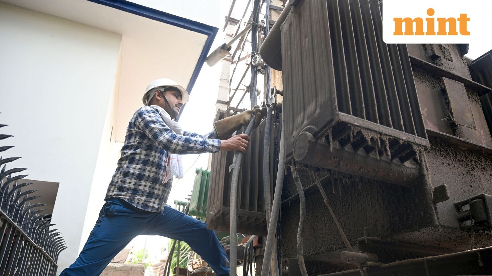 Low valuation, strong growth: Is this transformer stock charged up for success?