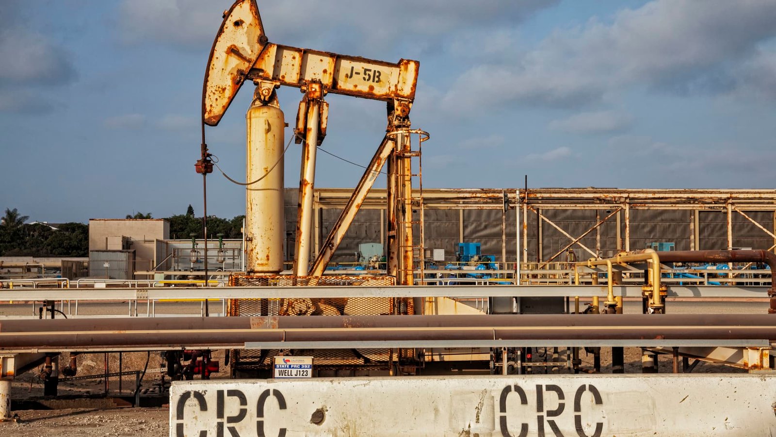 Oil prices little changed as traders weigh strong Mideast exports against Gulf tensions