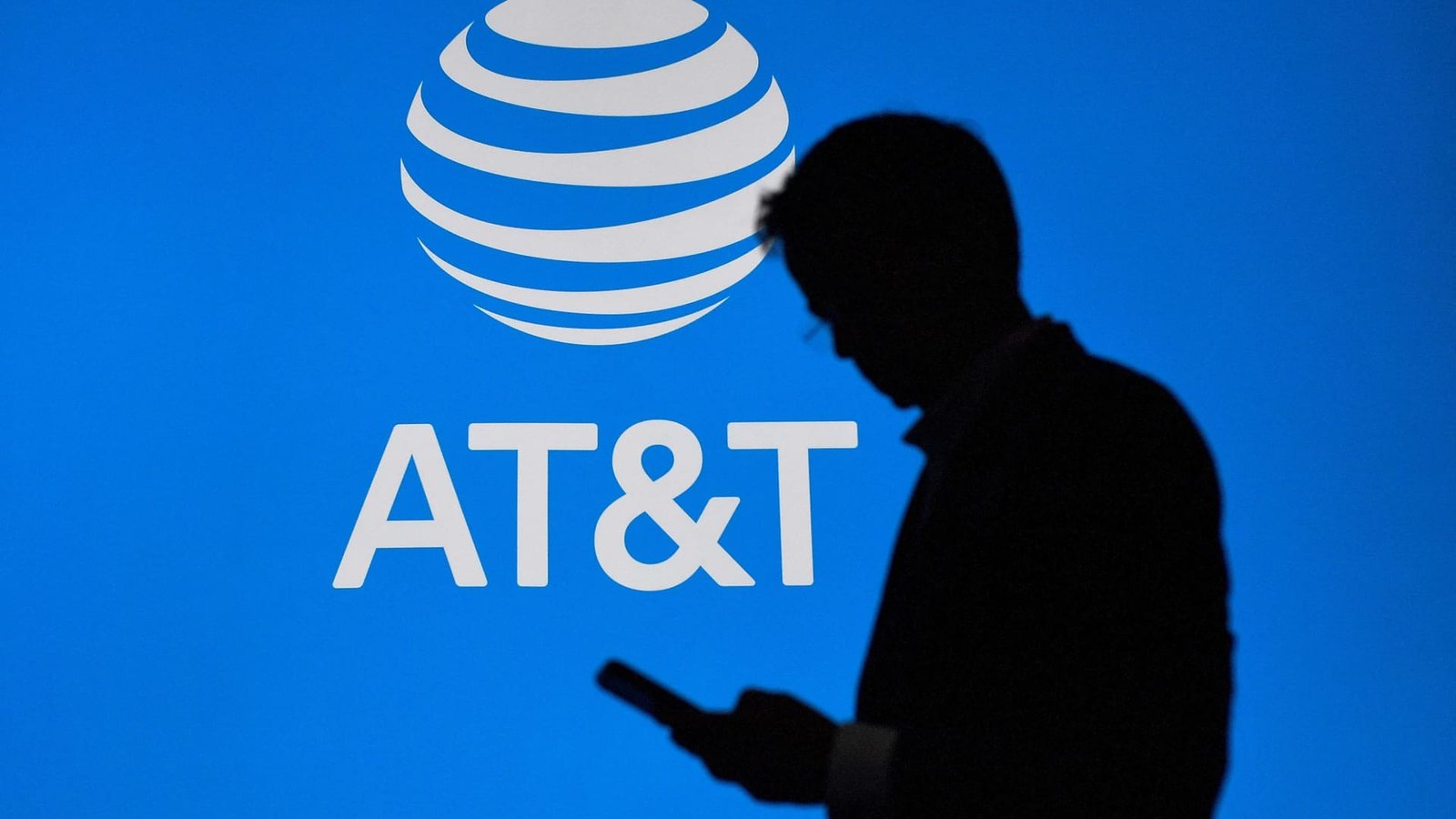Bernstein downgrades AT&T on SpaceX foray into wireless