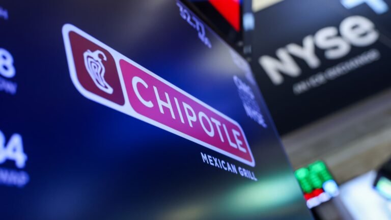 Traders are betting big against this restaurant giant into earnings