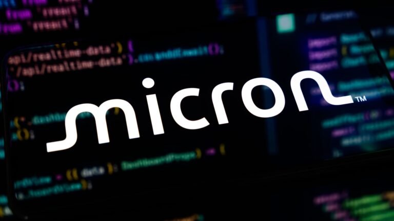 Micron drops despite 'a great quarter.' Why Cramer is sticking with the stock
